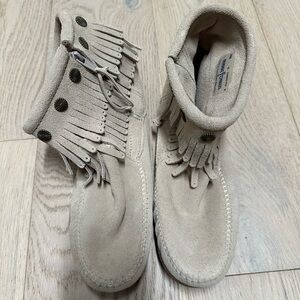 Minnetonka women’s fringe side zip booties, size 9, never worn